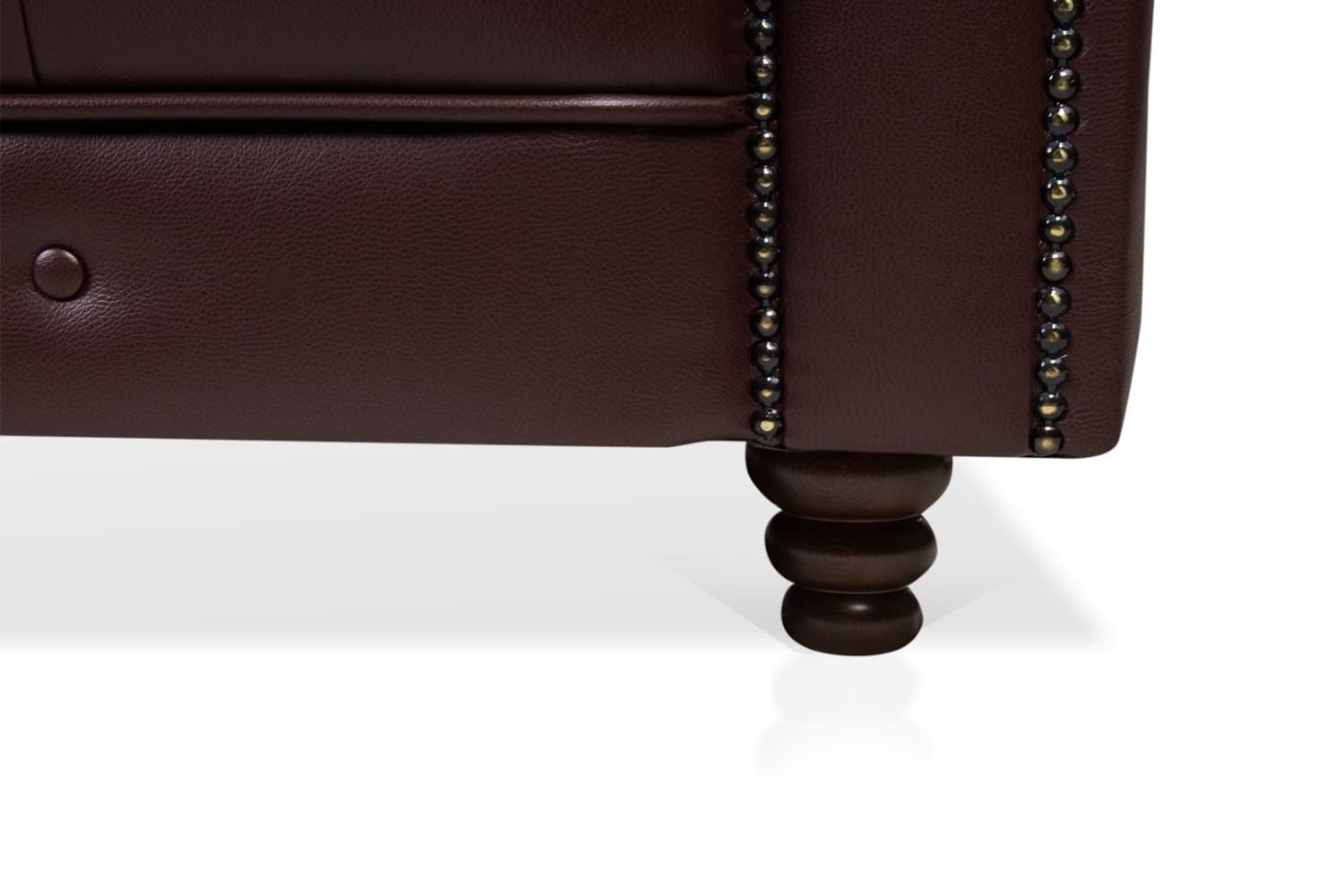 Акцент на деталях. Украшенные декоративными гвоздиками подлокотники и точёные деревянные ножки подчеркивают аристократичность дизайна