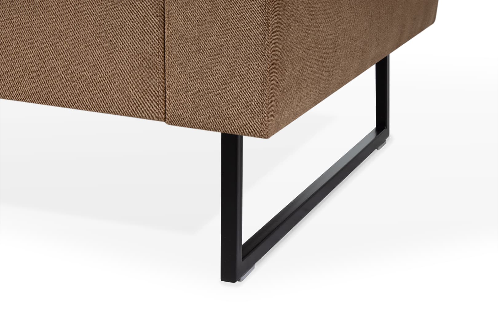 Лёгкая визуальная конструкция. Металлические опоры создают эффект «парения» мебели, придавая интерьеру лёгкость и актуальность