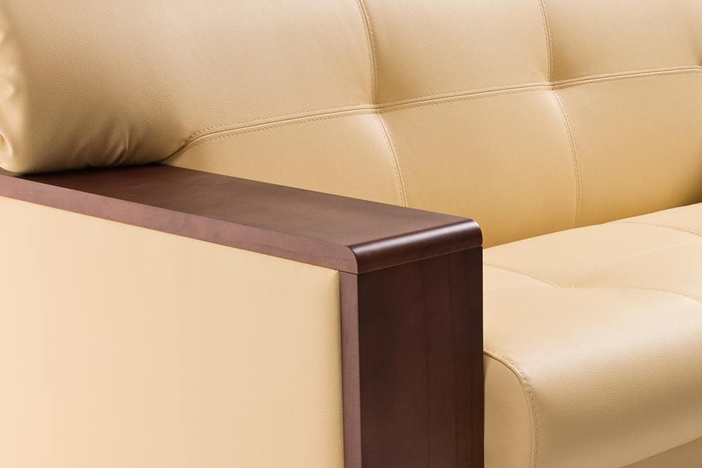 Строгая геометрия и натуральные материалы — подлокотники из массива бука подчеркивают солидность и характер модели