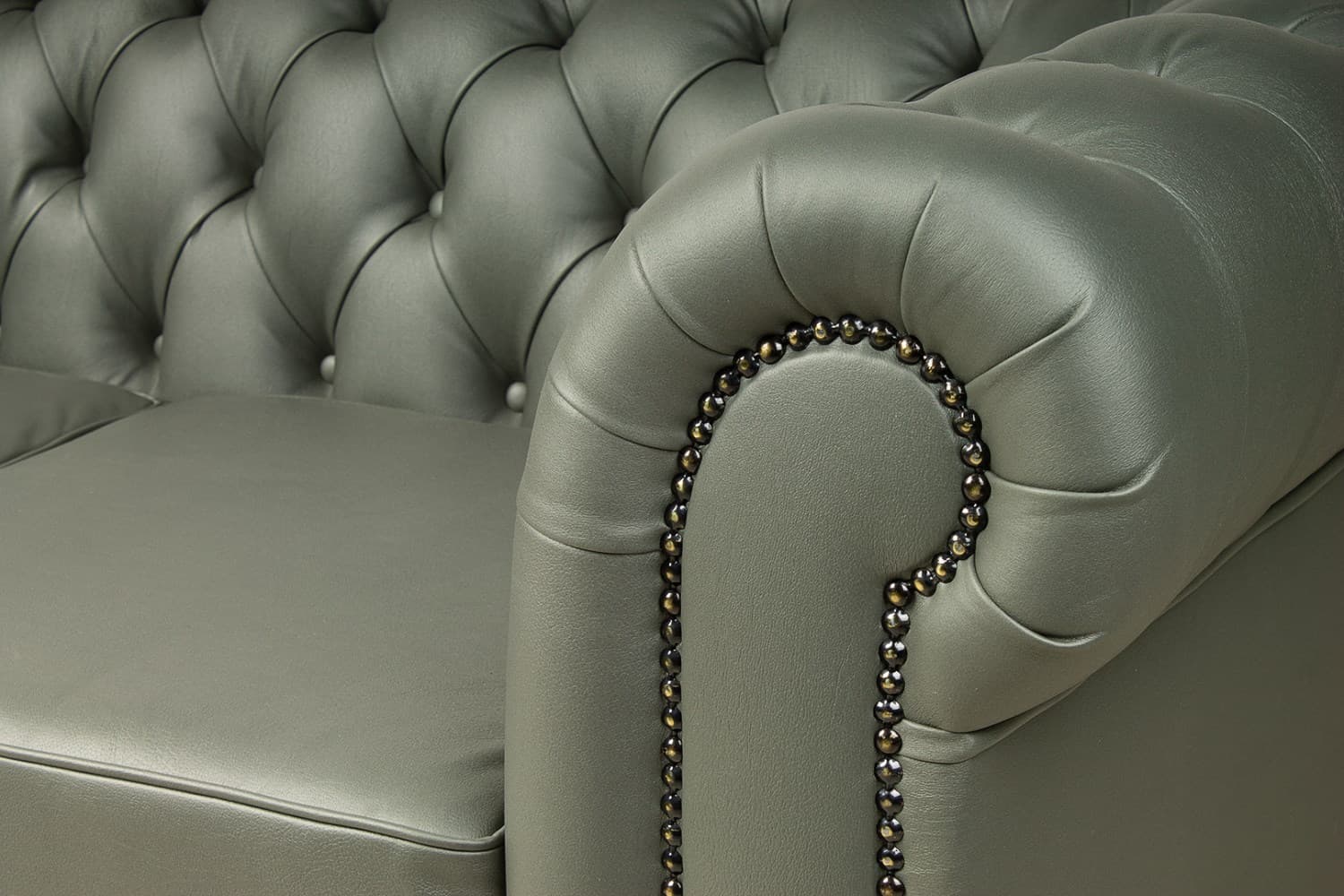 Декоративные гвозди подчёркивают благородный характер модели