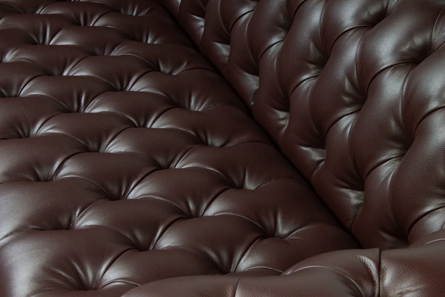 Глубокая прошивка и каретная стяжка придают модели характерную текстуру и объём, создавая эффект мягких волн