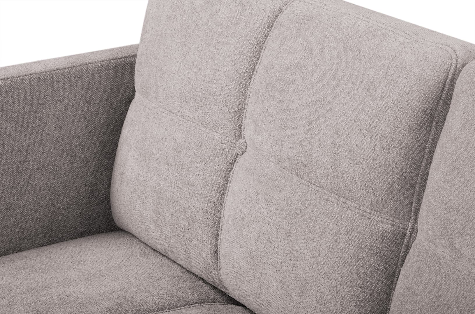 Лаконичность формы подчёркнута выразительной простёжкой с пуговицей – отсылка к ретро-модерну середины XX века