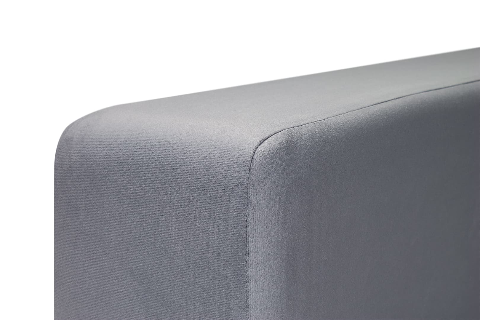 Комфорт без лишних деталей Глубокое сиденье и удобная посадка обеспечивают расслабленное, но собранное положение